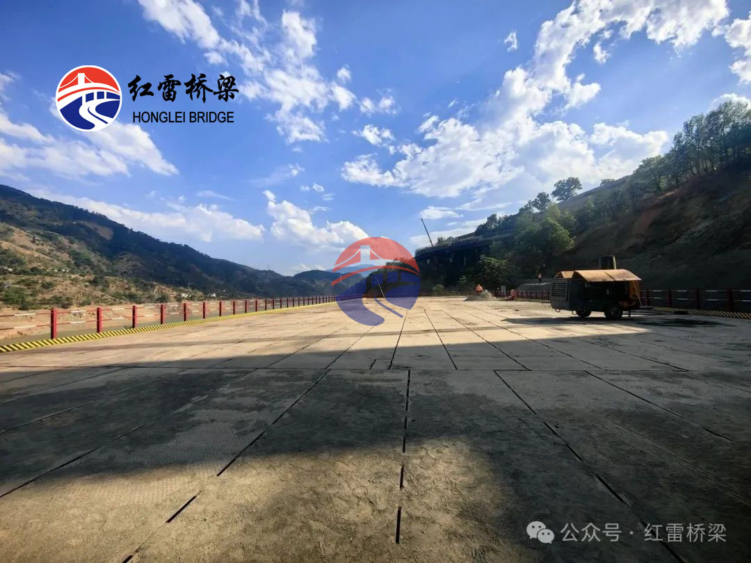 國道227線鹽源縣—米易縣黃泥梁子大橋工程鋼平臺(tái)完工